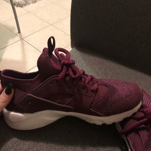 PURPLE NIKE AIR HUARACHES SNEAKERS